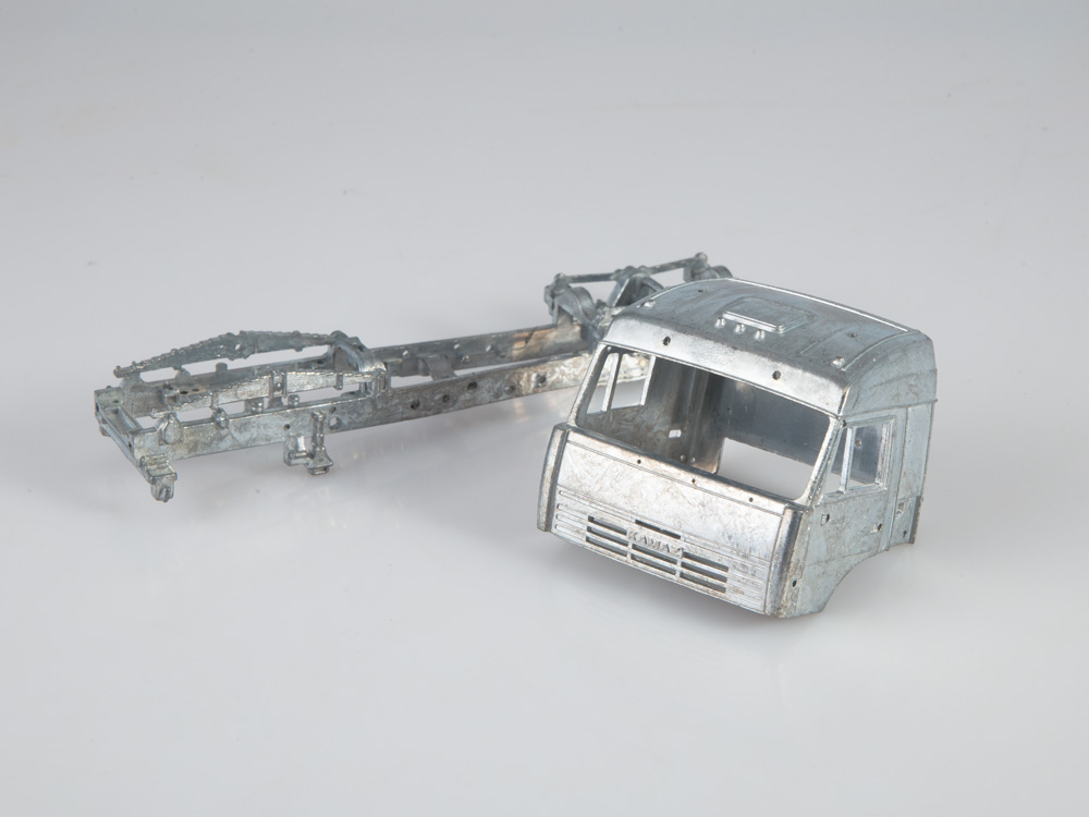 1445AVD Сборная модель КАМАЗ-6460 седельный тягач AVD Models